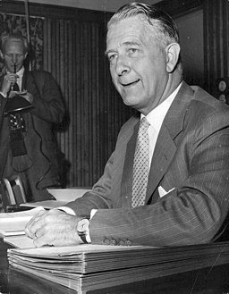 256px Bertil Ohlin answers questions in Radiotj%C3%A4nst studio 142449708812 1.jpg