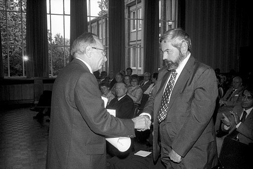512px Verleihung Bernhard Harms Preis 1976 an den amerik. Wirtschaftswissenschaftler Prof. Harry Gordon Johnson Kiel 67.688.jpg
