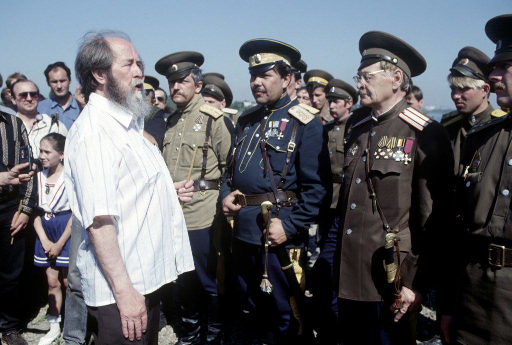 Solzhenitsyn returns to Russia 1025x690.jpg
