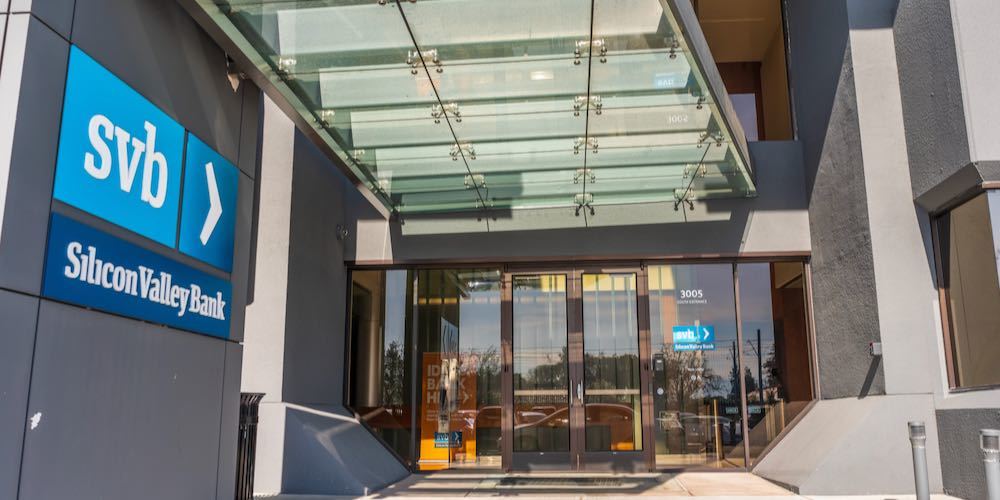 Jan 31, 2020 Santa Clara / CA / USA   Silicon Valley Bank headquarters and branch; Silicon Valley Bank, a subsidiary of SVB Financial Group, is a U.S. based high tech commercial bank