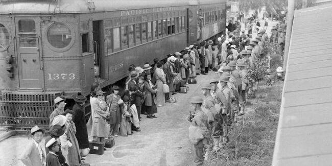 JapaneseAmericansarriveattheSantaAnita 650x465 1 e1703094795812.jpg