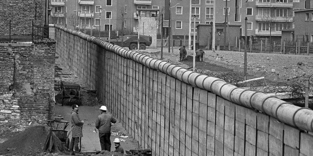 berlin wall ap 6704180444 e1708567826682 1060x530.jpg
