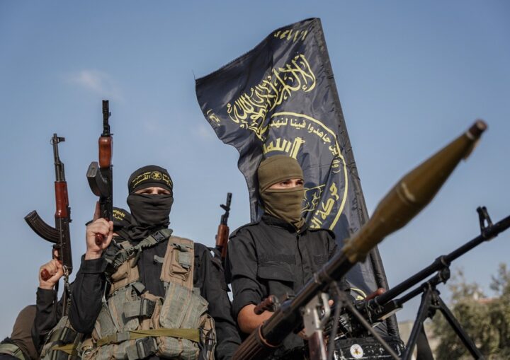 (INT) Islamic Jihad organizes military march in the streets of the Al Nuseirat camp on the occasion of the 35th anniversary of its launch. October 4, 2022, Gaza, Palestine: Islamic Jihad and its military arm, Al Quds Brigades, organize a military march in the streets of Al Nuseirat camp in the central Gaza Strip on the occasion of the 35th anniversary of its launch. Credit: Saher Elghorra/Thenews2 (Foto: Saher Elghorra/TheNews2/Deposit Photos)
