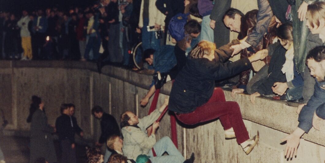 Fall of the Berlin Wall 1060x532.jpg