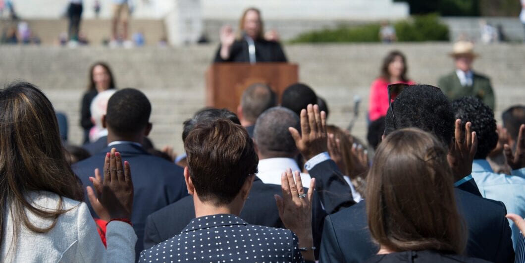 Swearing in of new US citizens KRH7HA 1060x531.jpg