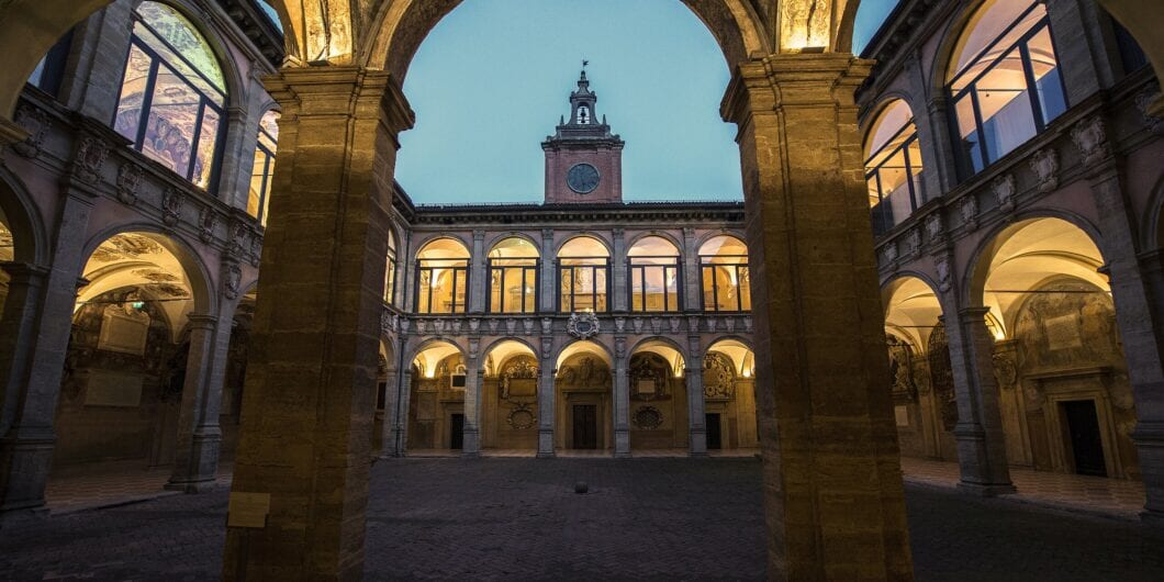 Archiginnasio ora blu Bologna e1746064684929 1060x530.jpg